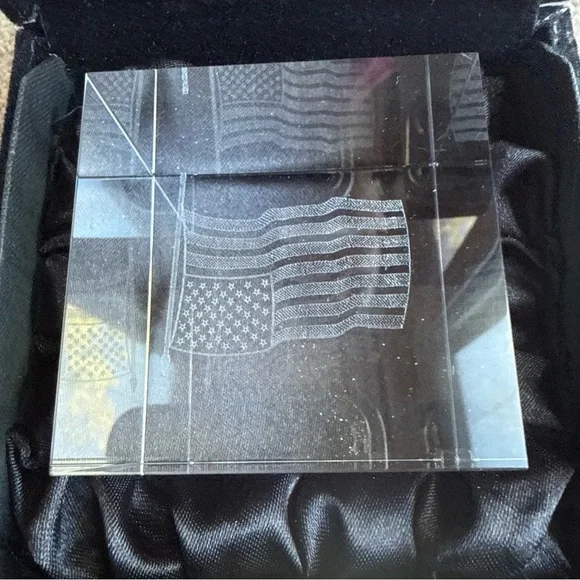 3D American FLAG GLASS PAPERWEIGHT Laser Etched Crystal Cube With Box - Picture 2 of 8